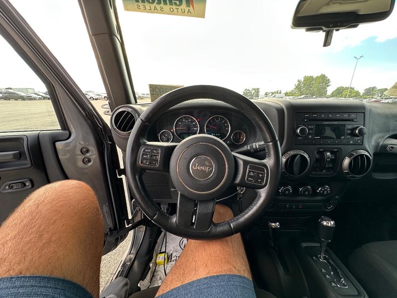 Jeep Wrangler JK Unlimited Vehicle Full-screen Gallery Image 16