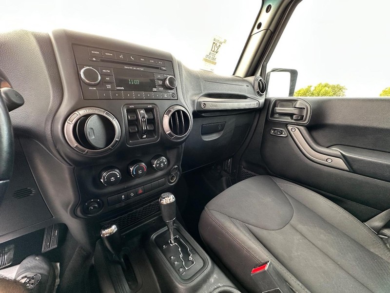 Jeep Wrangler JK Unlimited Vehicle Full-screen Gallery Image 18