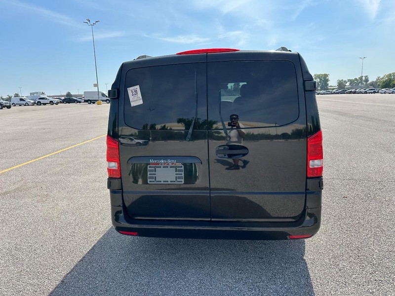 Mercedes-Benz Metris Passenger Van Vehicle Full-screen Gallery Image 7