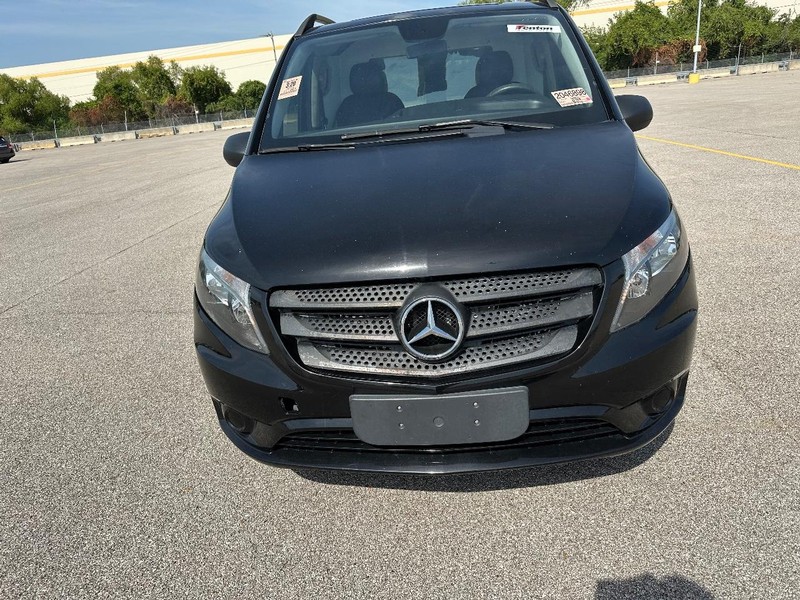 Mercedes-Benz Metris Passenger Van Vehicle Full-screen Gallery Image 9