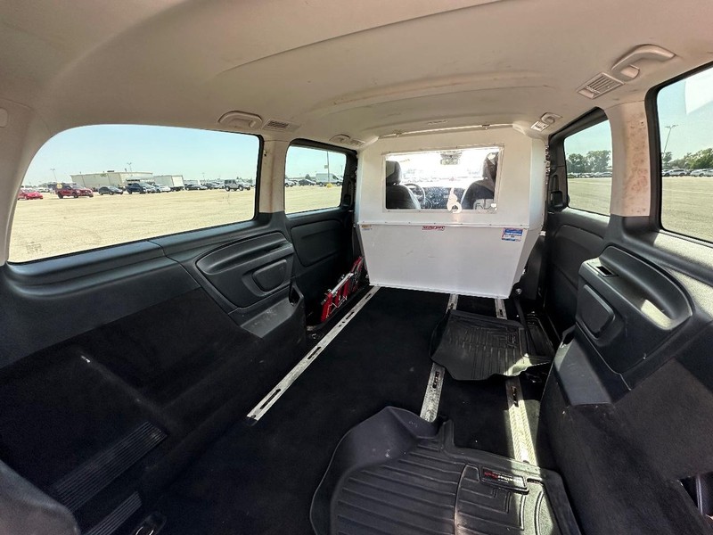 Mercedes-Benz Metris Passenger Van Vehicle Full-screen Gallery Image 11