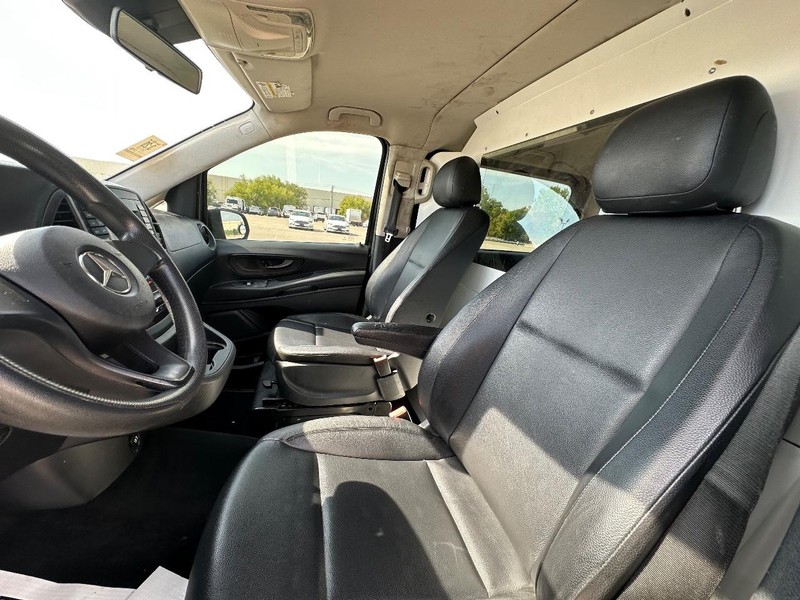 Mercedes-Benz Metris Passenger Van Vehicle Full-screen Gallery Image 12