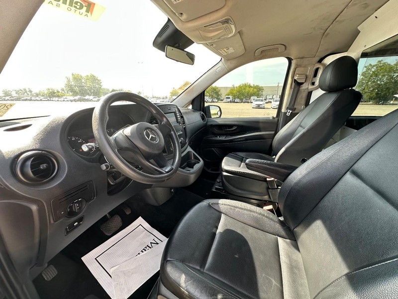 Mercedes-Benz Metris Passenger Van Vehicle Full-screen Gallery Image 13