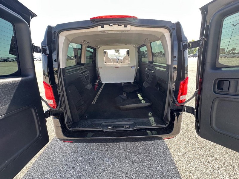 Mercedes-Benz Metris Passenger Van Vehicle Full-screen Gallery Image 15