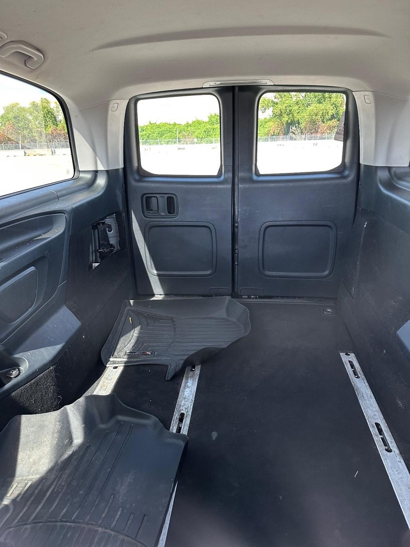 Mercedes-Benz Metris Passenger Van Vehicle Full-screen Gallery Image 16