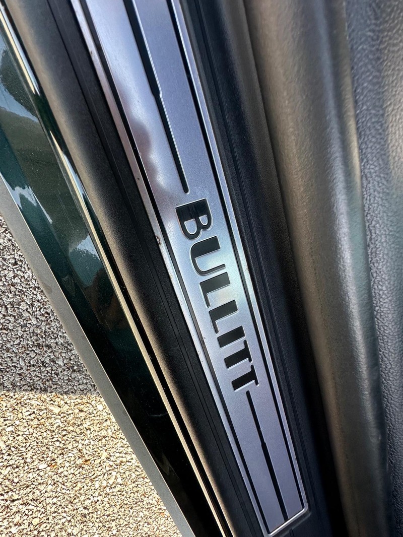 Ford Mustang Vehicle Full-screen Gallery Image 16