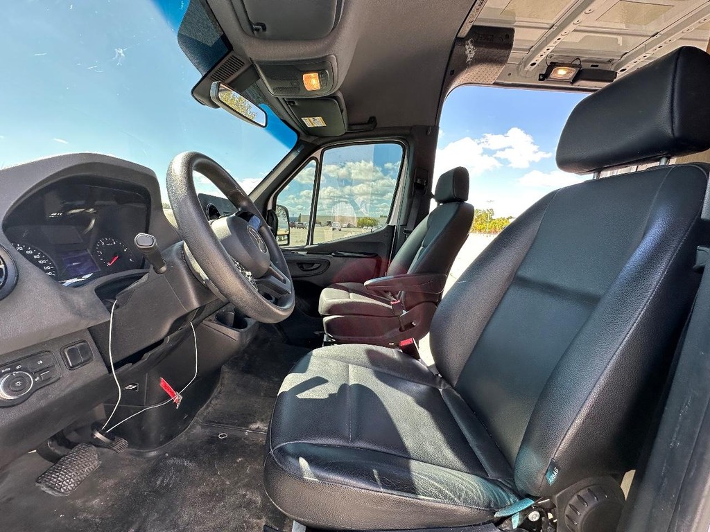 Mercedes-Benz Sprinter 2500 Vehicle Full-screen Gallery Image 15