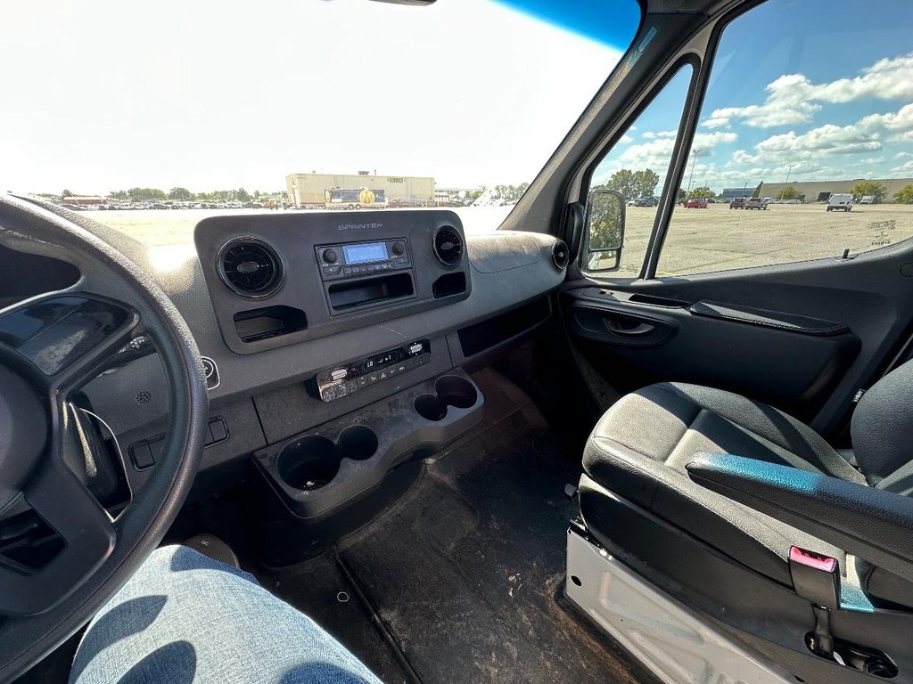 Mercedes-Benz Sprinter 2500 Vehicle Full-screen Gallery Image 16