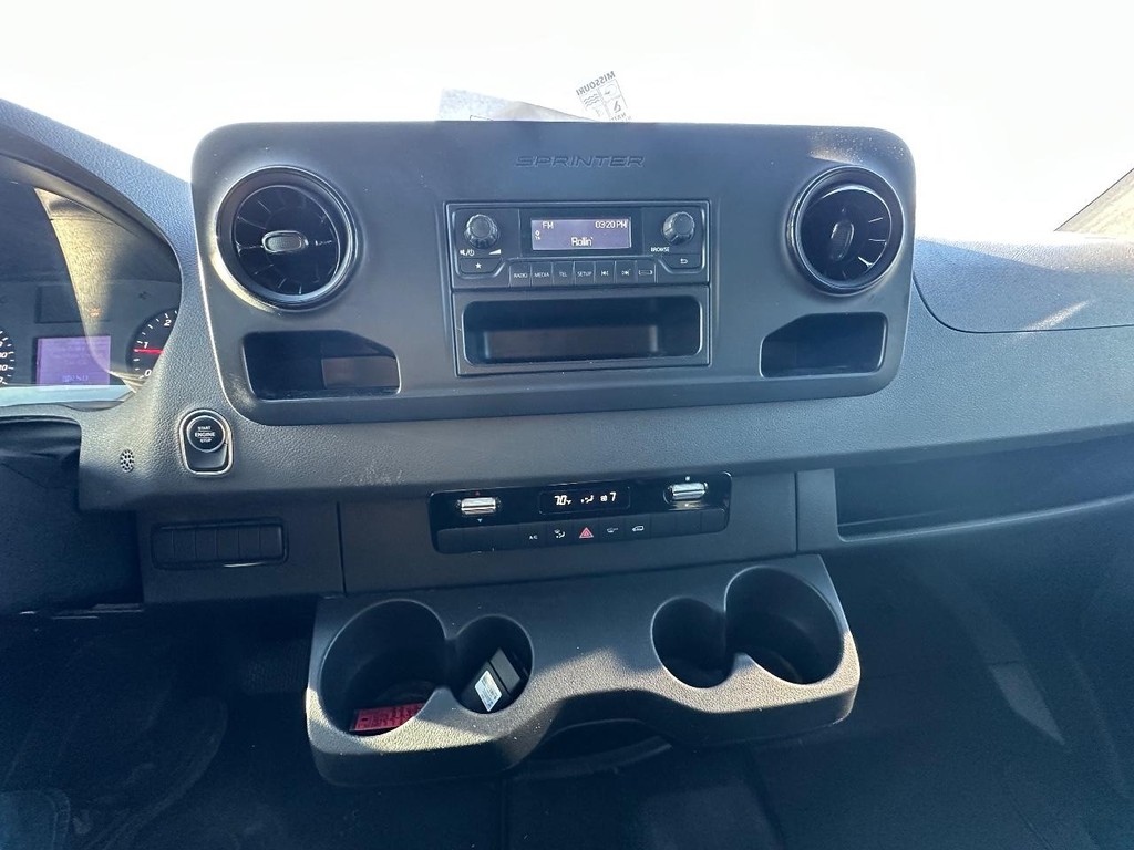 Mercedes-Benz Sprinter 2500 Vehicle Full-screen Gallery Image 25