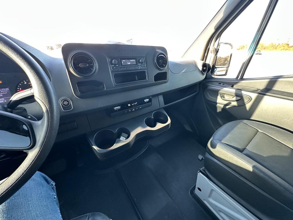Mercedes-Benz Sprinter 2500 Vehicle Full-screen Gallery Image 28