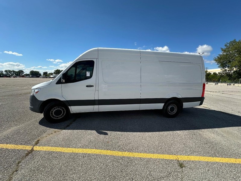 Mercedes-Benz Sprinter 2500 Vehicle Full-screen Gallery Image 2