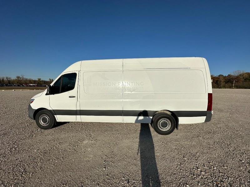 Mercedes-Benz Sprinter 2500 Vehicle Full-screen Gallery Image 7