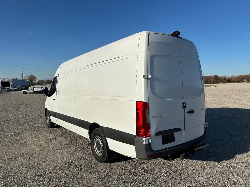 Mercedes-Benz Sprinter 2500 Vehicle Full-screen Gallery Image 10