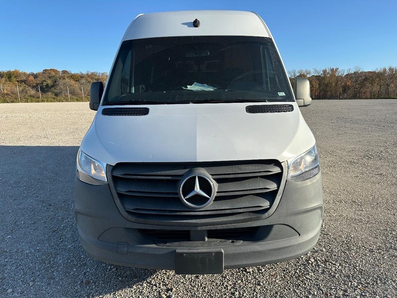 Mercedes-Benz Sprinter 2500 Vehicle Full-screen Gallery Image 11