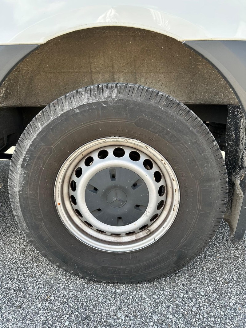 Mercedes-Benz Sprinter 2500 Vehicle Full-screen Gallery Image 23