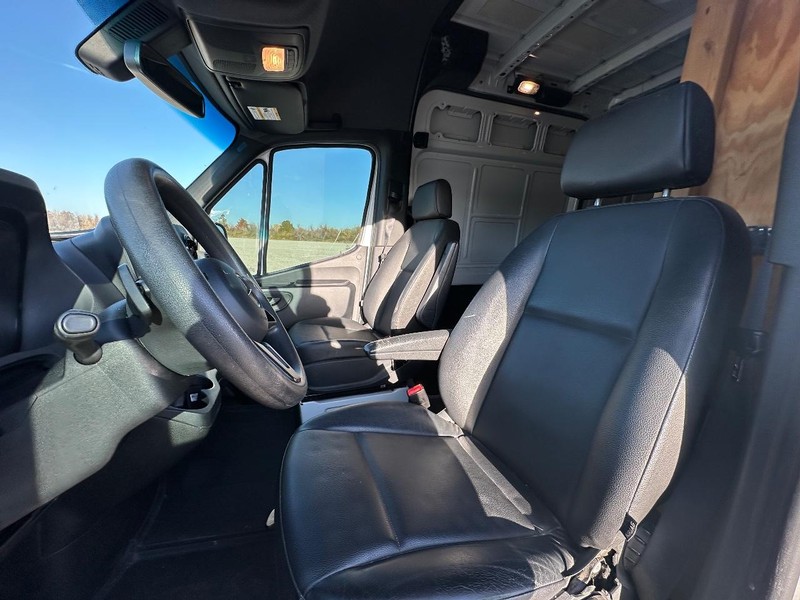 Mercedes-Benz Sprinter 2500 Vehicle Full-screen Gallery Image 26
