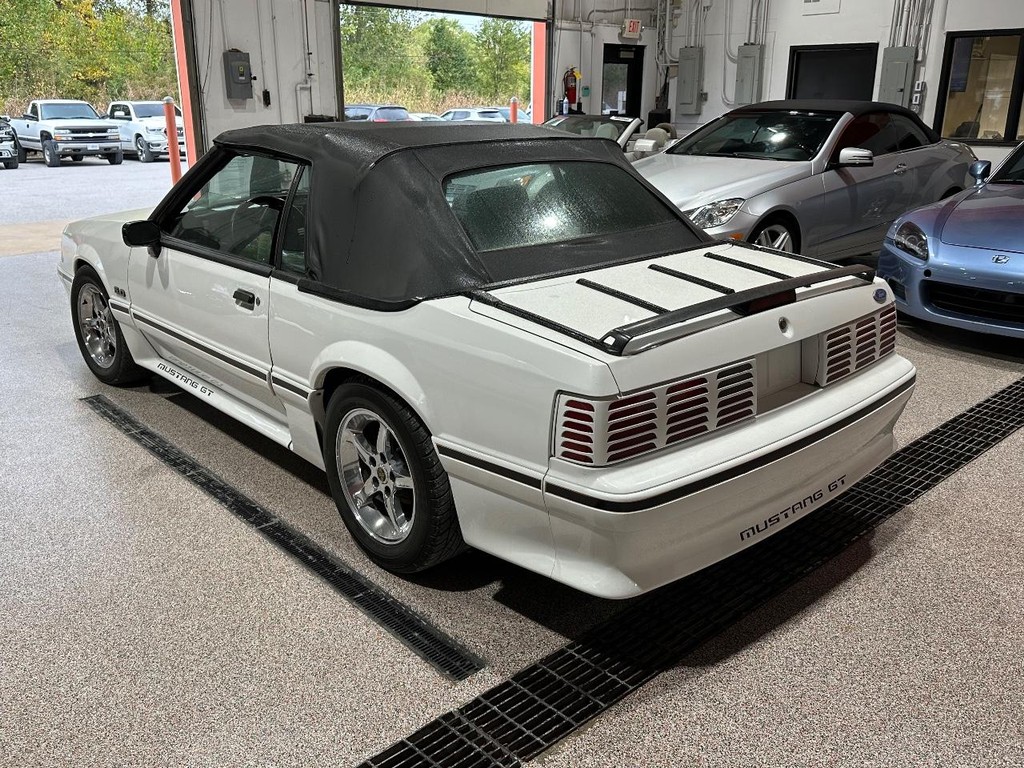 Ford Mustang Vehicle Full-screen Gallery Image 7