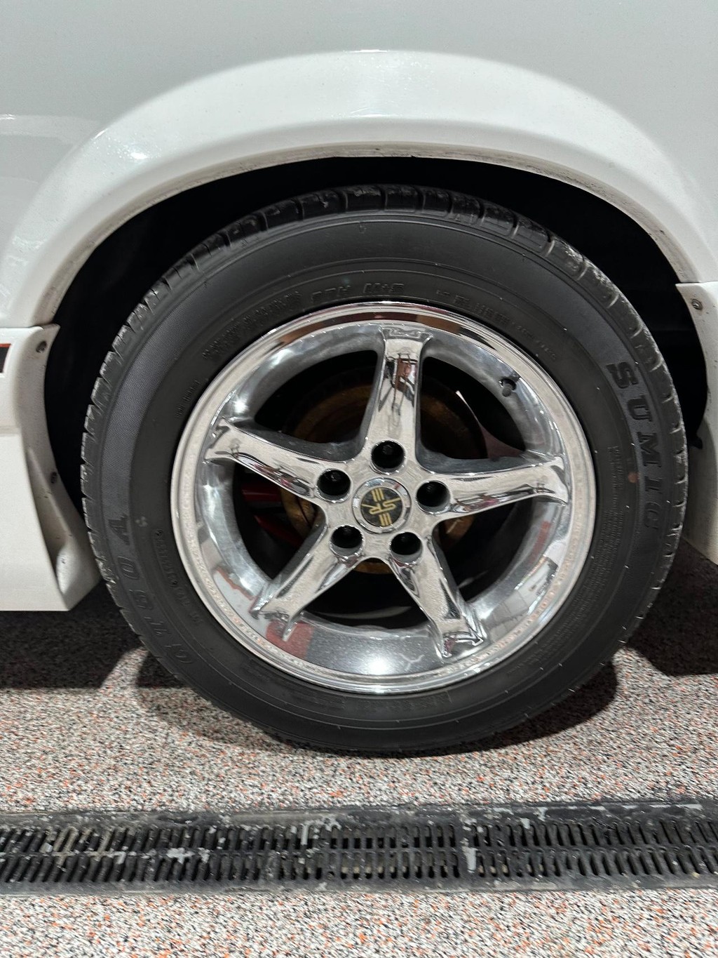 Ford Mustang Vehicle Full-screen Gallery Image 8