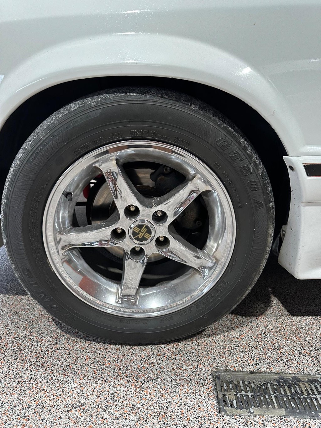 Ford Mustang Vehicle Full-screen Gallery Image 9