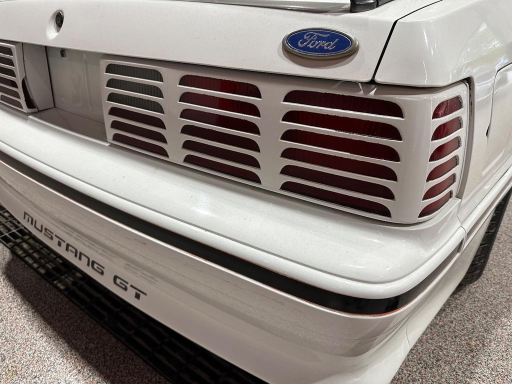 Ford Mustang Vehicle Full-screen Gallery Image 11