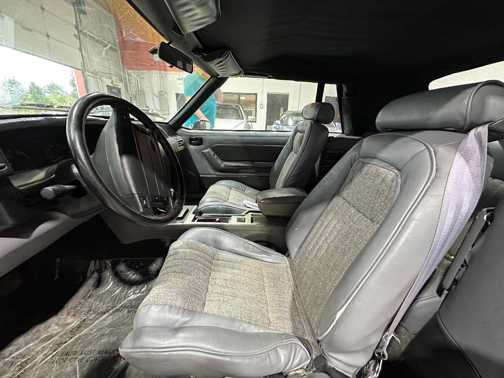 Ford Mustang Vehicle Full-screen Gallery Image 14