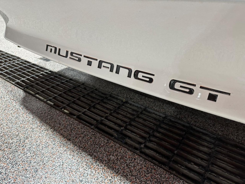 Ford Mustang Vehicle Full-screen Gallery Image 16