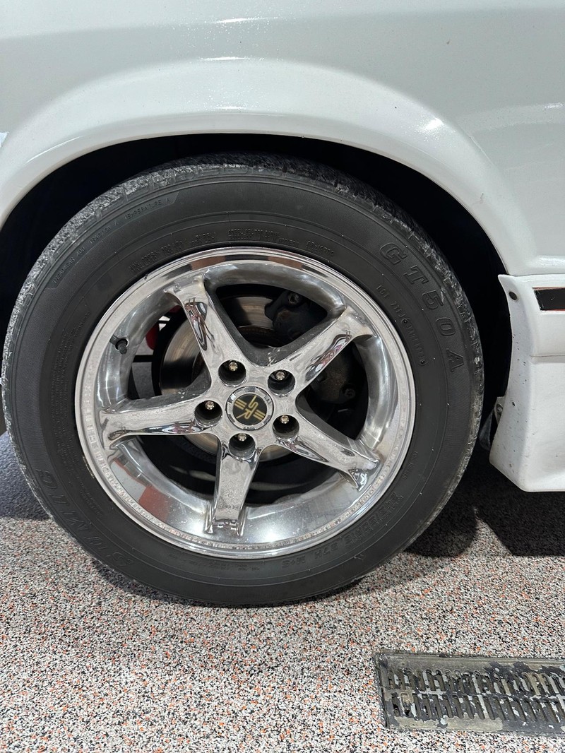 Ford Mustang Vehicle Full-screen Gallery Image 9