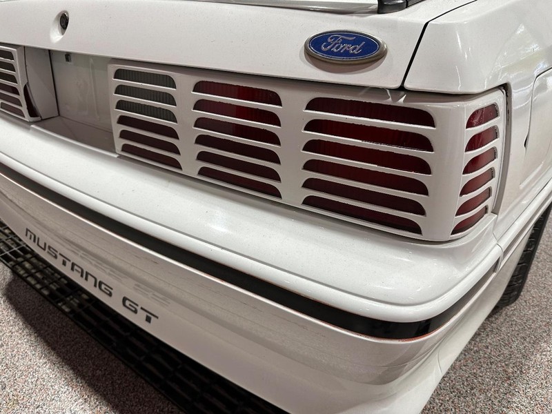 Ford Mustang Vehicle Full-screen Gallery Image 11