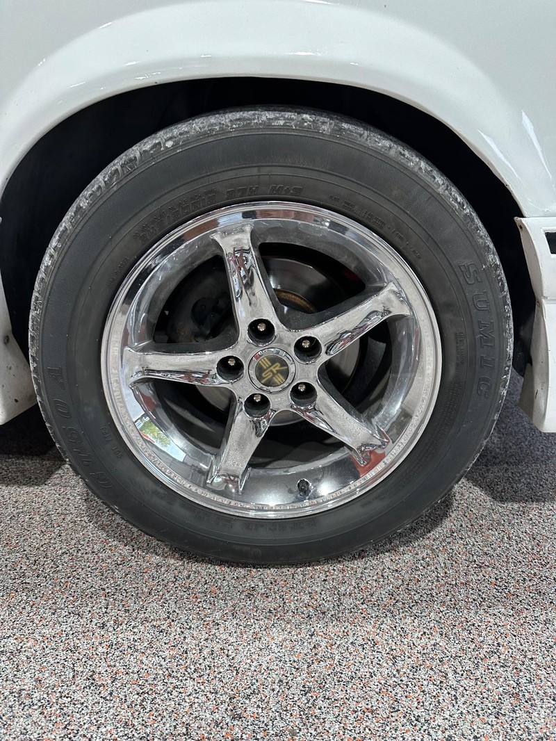 Ford Mustang Vehicle Full-screen Gallery Image 12