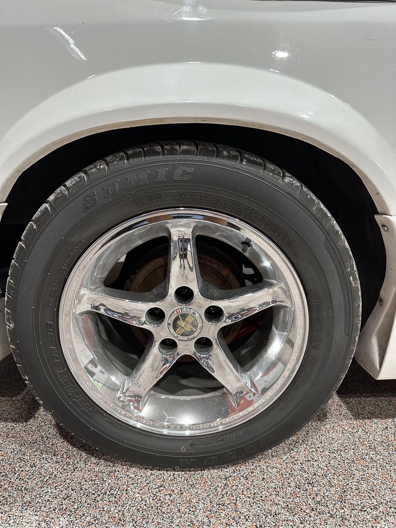 Ford Mustang Vehicle Full-screen Gallery Image 13