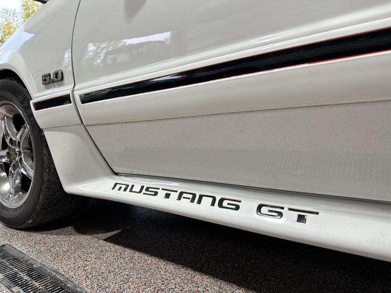 Ford Mustang Vehicle Full-screen Gallery Image 15