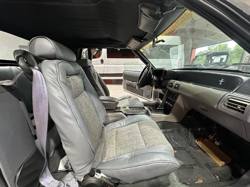 Ford Mustang Vehicle Full-screen Gallery Image 18