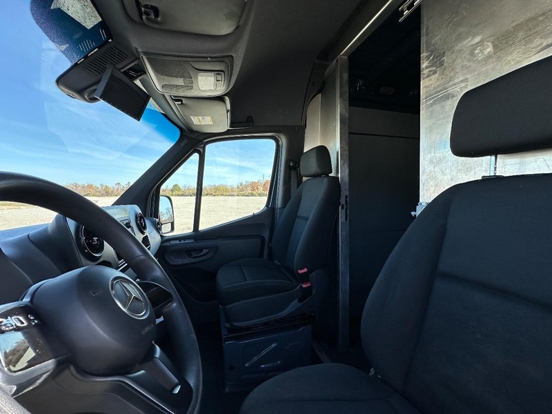 Mercedes-Benz Sprinter Van Vehicle Full-screen Gallery Image 13