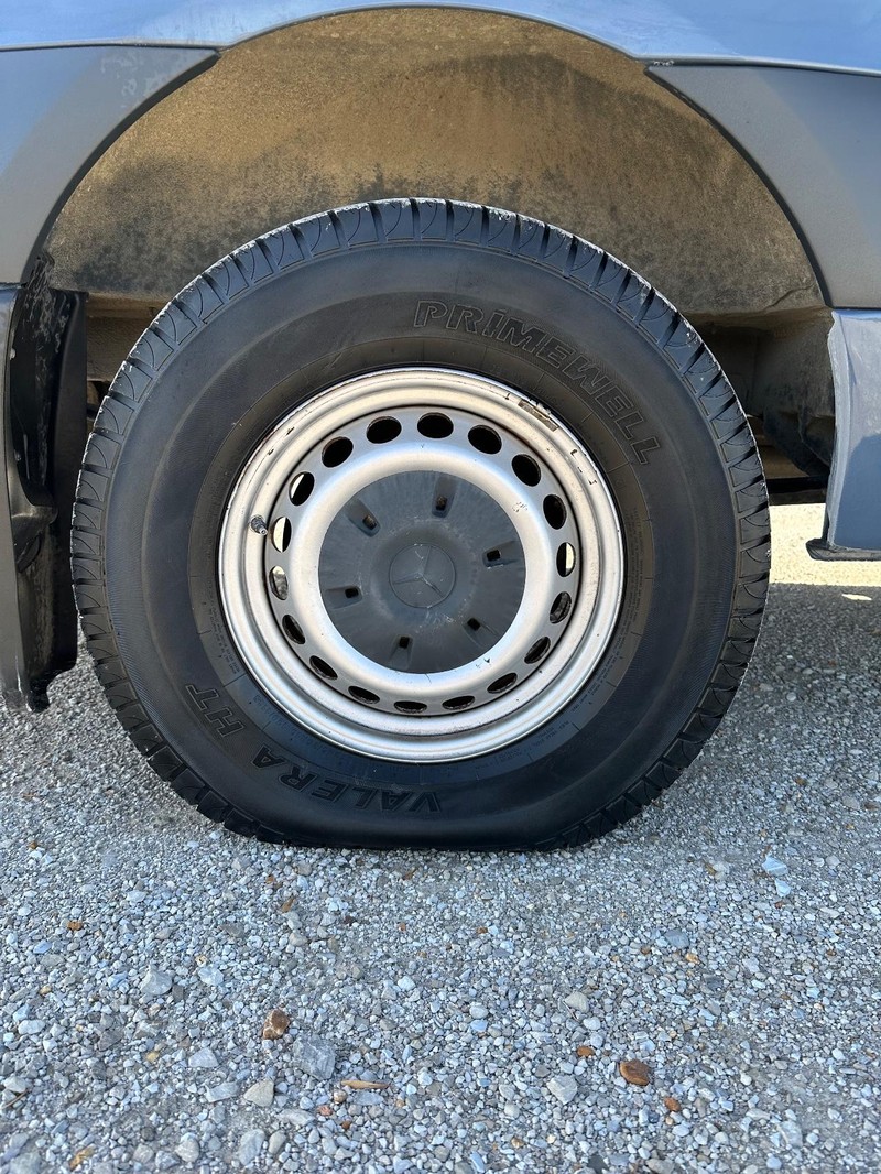 Mercedes-Benz Sprinter Van Vehicle Full-screen Gallery Image 15