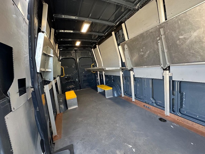 Mercedes-Benz Sprinter Van Vehicle Full-screen Gallery Image 17