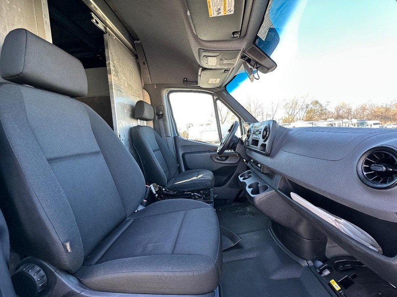 Mercedes-Benz Sprinter Van Vehicle Full-screen Gallery Image 19
