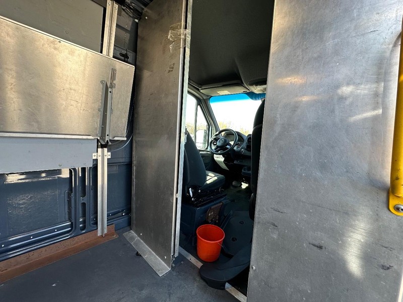 Mercedes-Benz Sprinter Van Vehicle Full-screen Gallery Image 22