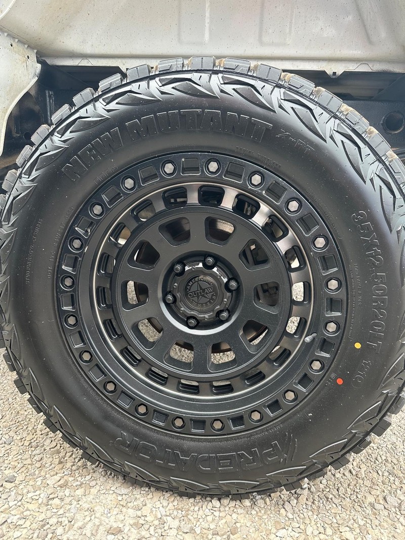 Chevrolet Silverado 1500 Vehicle Full-screen Gallery Image 24