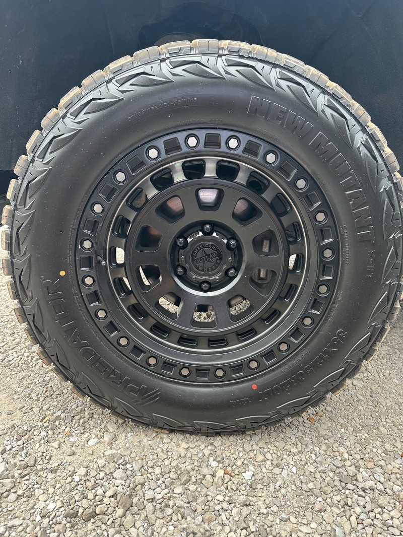 Chevrolet Silverado 1500 Vehicle Full-screen Gallery Image 25