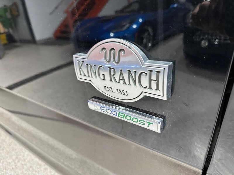 Ford F-150 Vehicle Full-screen Gallery Image 18