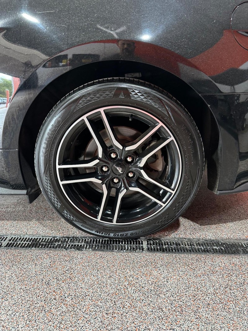 Ford Mustang Vehicle Full-screen Gallery Image 9