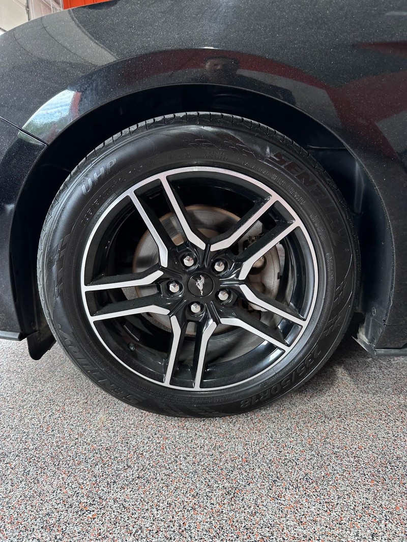 Ford Mustang Vehicle Full-screen Gallery Image 10