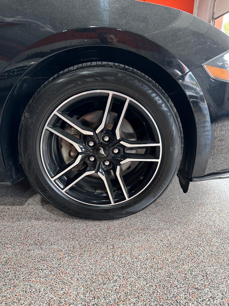 Ford Mustang Vehicle Full-screen Gallery Image 13