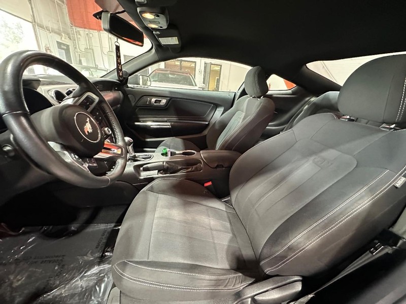 Ford Mustang Vehicle Full-screen Gallery Image 15