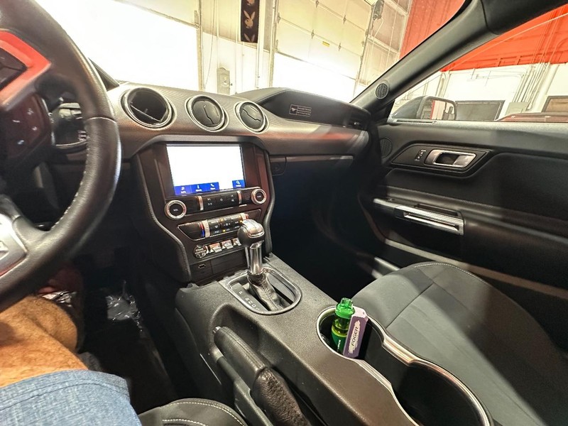 Ford Mustang Vehicle Full-screen Gallery Image 18