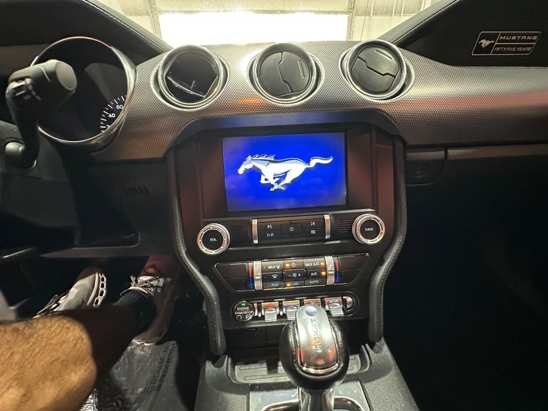 Ford Mustang Vehicle Full-screen Gallery Image 19