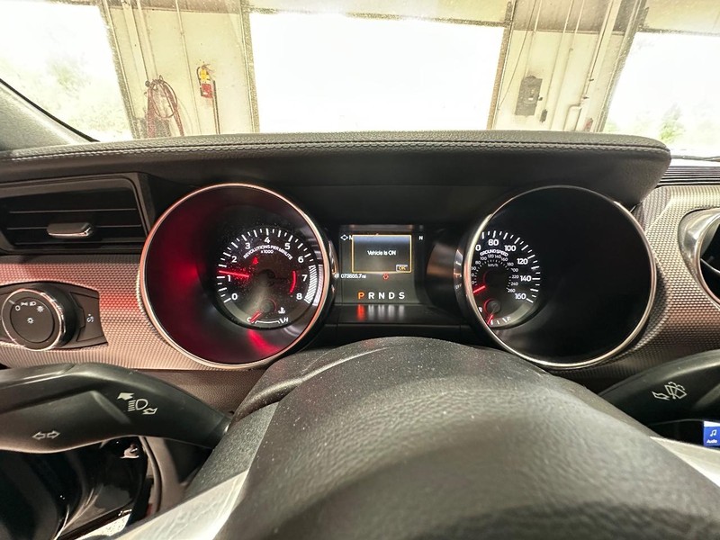 Ford Mustang Vehicle Full-screen Gallery Image 22