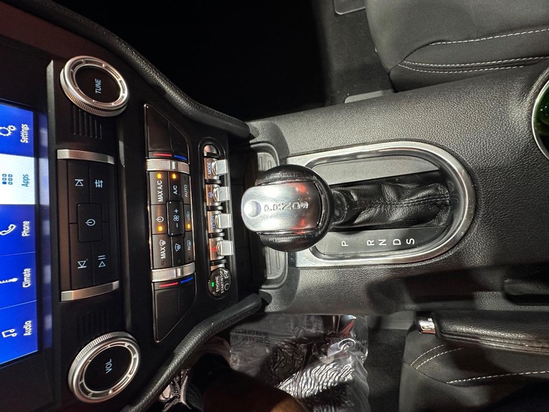 Ford Mustang Vehicle Full-screen Gallery Image 23