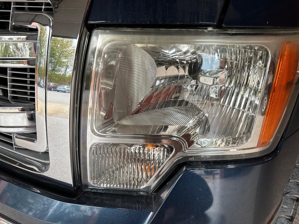 Ford F-150 Vehicle Full-screen Gallery Image 7