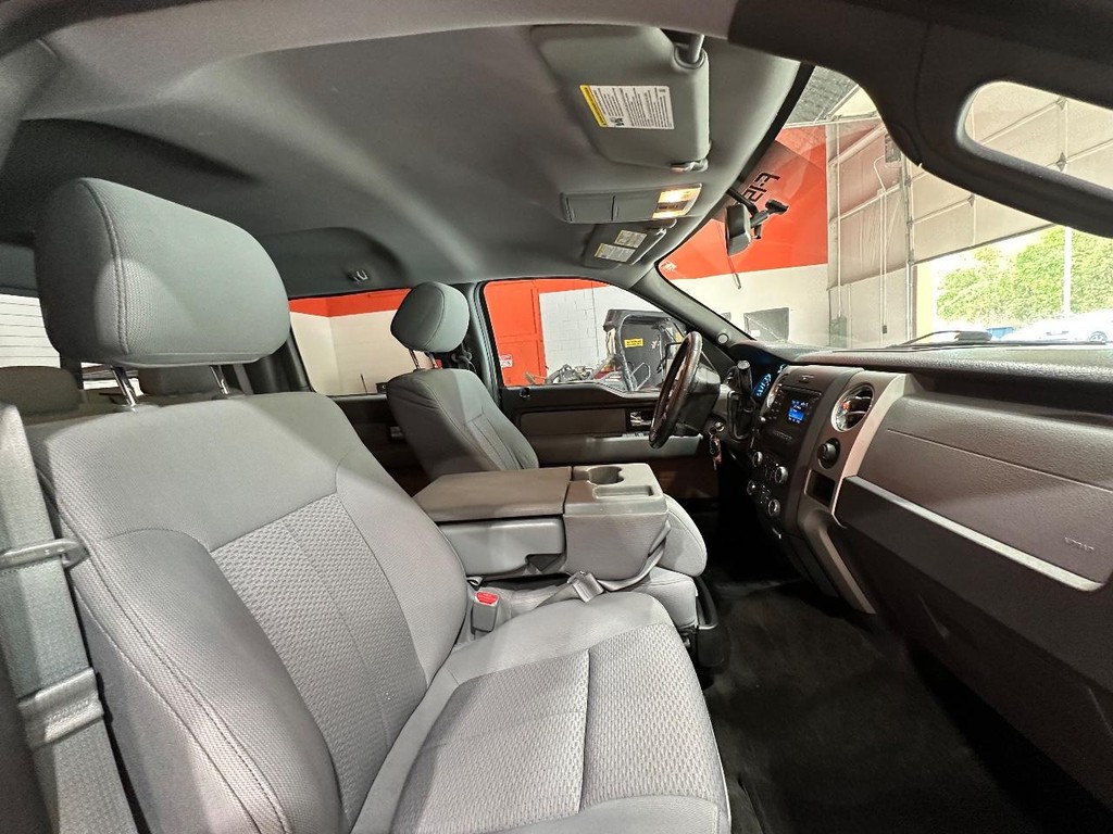 Ford F-150 Vehicle Full-screen Gallery Image 17